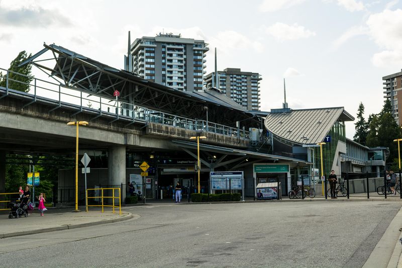 File:Translink Lougheed Town Centre Station-a.jpg